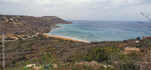 Fotografie Plage et cote sauvage de Gozo, Malte, mer Mediterranee turquoise et falaises roc