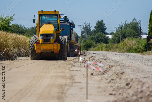 Foto Budowa ścieżki rowerowej w obszarze wiejskim, podłoże z kruszywa