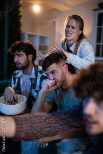 Fotografía Friends watching intense entertainment at home