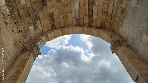 Bild auf Leinwand The monumental city gate of ancient Anavarza in Kozan, Adana, is a magnificent three-arched Roman triumphal arch built in the 3rd century, featuring Corinthian capitals and intricate stonework