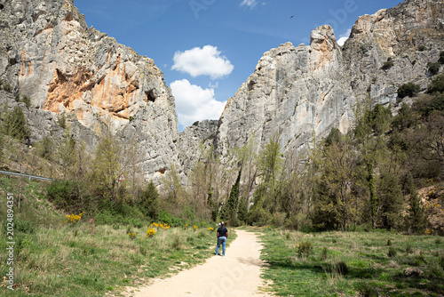 Paisaje con el camino para el desfiladero de la Yecla. Burgos.
