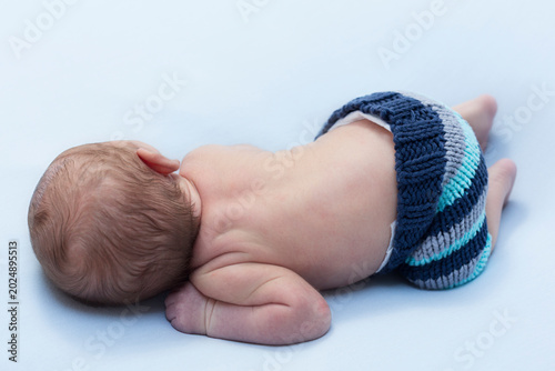 Bebé recién nacido durmiendo tumbado.