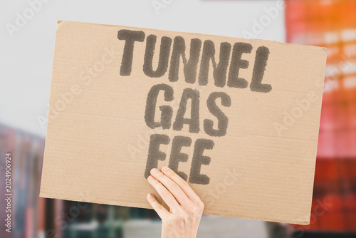 Fotografía "Tunnel Gas Fee" Tunnel safety failures toxic gas leaks and gated green space follow deferred maintenance
