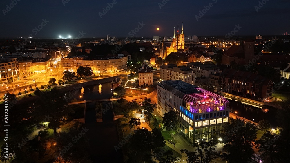 Obraz premium Night aerial view of Ostrów Tumski and Wrocław city skyline in Poland