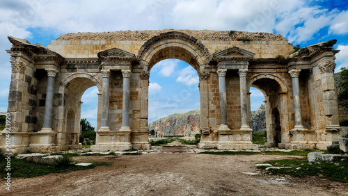 Foto The unique three-arched Victory Gate to the ancient Anavarza city in Dilekkaya village of Kozan district in Adana province (Turkey)