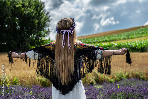 Fotografía Woman in lavender field wearing traditional floral shawl during summer countrysi