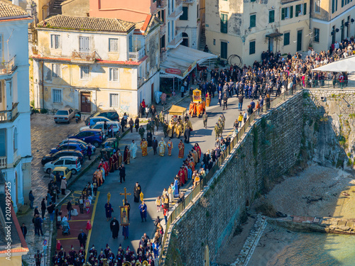 Foto High angle view of priests carrying icons and Saint Theodora relics during Sunda