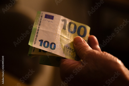 Foto Hand Holding 100 EURO Banknote