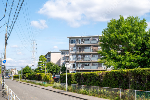 青空と緑あふれる団地のある風景