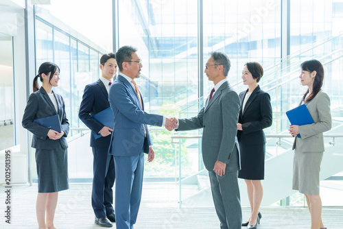 握手　提携　会議　合意
