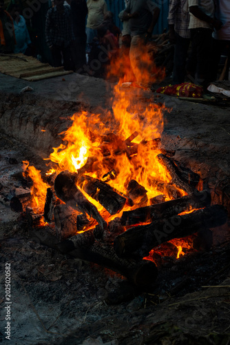 Tablou pe pânză Hindu cremation ritual at Manikarnika Ghat with funeral pyre burning in Varanasi