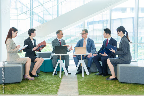 Foto オフィスで会議、打ち合わせをするビジネスパーソン