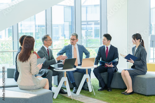 Photos オフィスで会議、打ち合わせをするビジネスパーソン