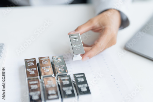 Fotografie Silver bar Trading business man hand offering silver Investment financial report Trading Pure silver precious metals investment  on the stock exchange Rising prices