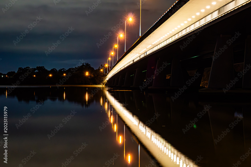 Fototapeta premium Mt Henry bridge at night lit up