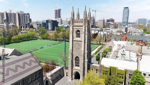 Foto A high-angle stationary shot of the historic Neo-Gothic Soldiers' Tower and the vibrant green Back Campus Fields at the University of Toronto St