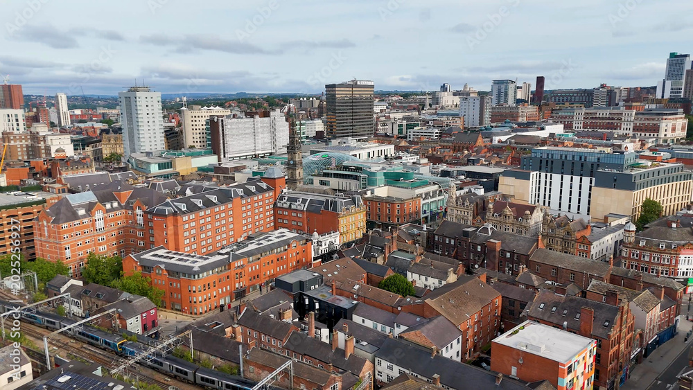 Obraz premium Aerial View of Leeds Cityscape with Victorian and Modern Architecture