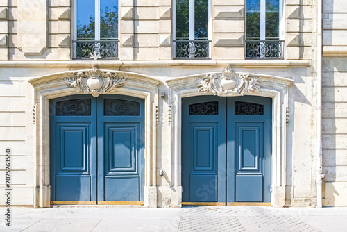 Photos Paris, two ancient wooden doors avenue de Breteuil, luxury building in the 7e ar