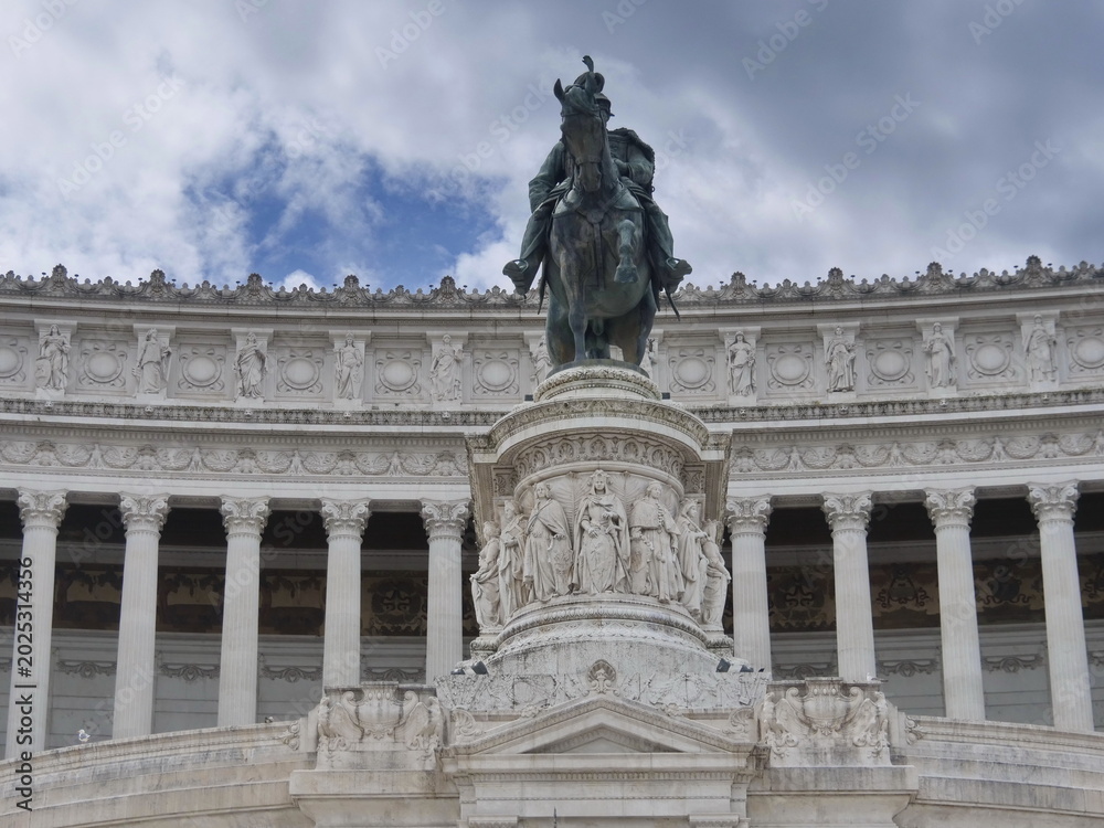 Obraz premium The bronze equestrian statue of Vittorio Emanuele II located in the Vittoriano in Rome.