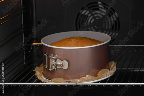Fotografi The cake is baked in the oven