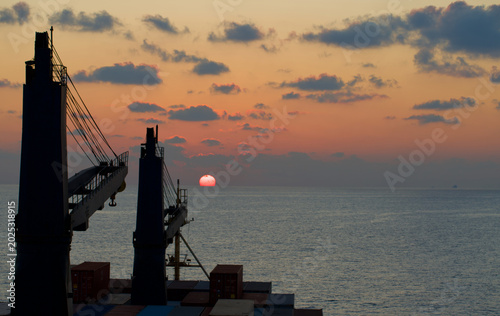 Foto A merchant ship underway at sea in the evening