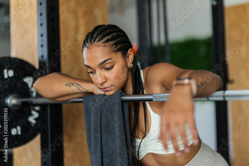 Cuadro en lienzo Young woman resting after intense gym workout