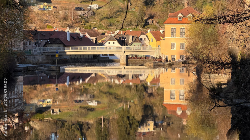 Obraz premium a body of water with houses in the background