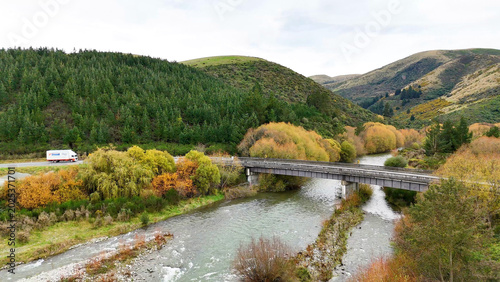 Foto Aerial View of a Bridge Crossing a River in Akaroa New Zealand