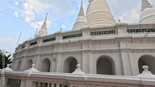 Obraz na płótnie White Pagoda and Arched Architecture at Wat Prayurawongsawat in Bangkok