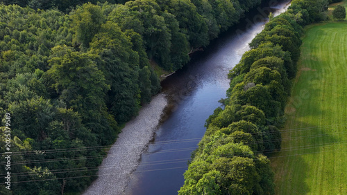 Foto Aerial View of a Tranquil River Flowing Through Scottish Highland Forest