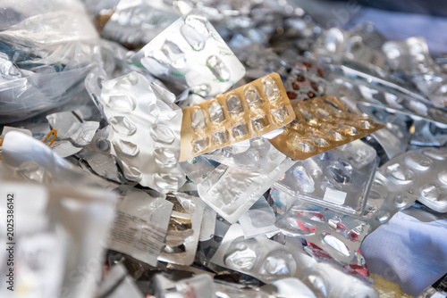 Fotografía Close up of a large pile of empty aluminum blister packs from pills and medication ready for recycling