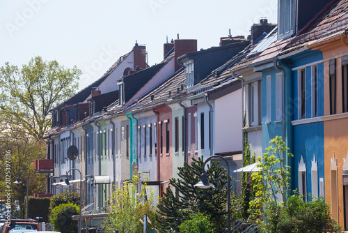 Reihenhäuser, bunte  Wohngebäude im Frühling , Bremen