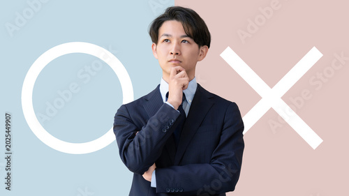 マルかバツかを考える男性ビジネスマン, Businessman Thinking About Yes or No Decision