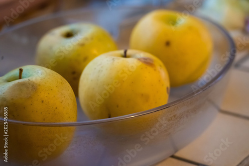 Pommes dans un plat allant au four en cuisine rustique