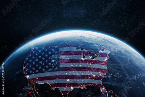 Fotografia impressive view of the USA from space with the American flag overlaid across the country, showing glowing city lights on Earth's curvature against a dark, starry cosmos background