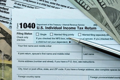 Tableau sur toile 1040 Individual Income tax return form and pen with dollars money bills on accou