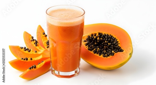 Jus pepaya segar dalam gelas dengan potongan buah latar belakang putih
