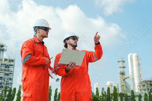 Fotografia Oil and gas refinery in petroleum industry with inspection engineer, industrial