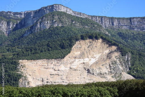 Tablou pe pânză Grande carrière de pierre ou glissement de terrain flanc de montagne forestière