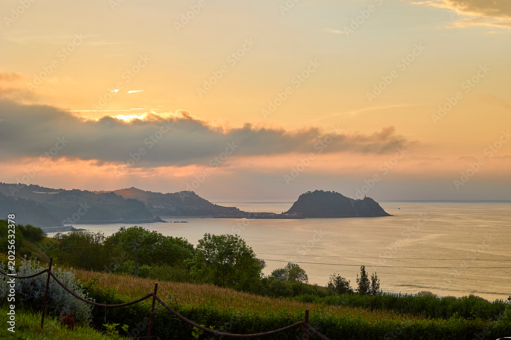 Naklejka premium Sunset over Santa Clara island in San Sebastian
