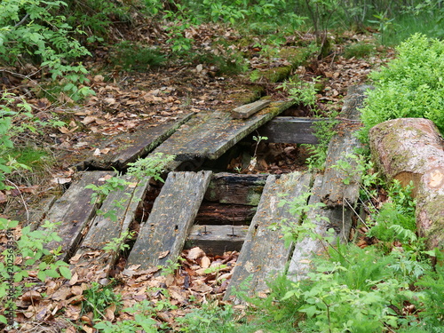 Tableau sur toile Old, dilapidated makeshift bridge