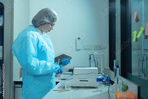 Quadro su tela Forensic scientist analyzing unknown white powder sample in petri dish, criminology lab investigation