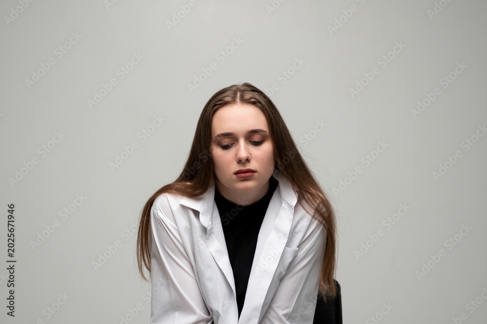 Obraz premium Young woman experiencing stress and mental health issues, feeling sad, lonely, depressed, and frustrated