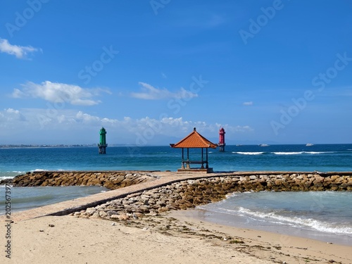 Quadro em tela a shoreline view of Sanur Beach in Bali featuring traditional gazebo and navigat