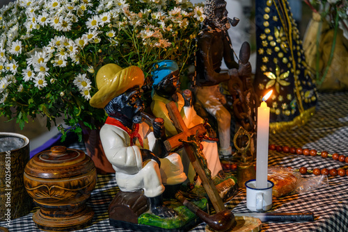 Foto Altar with candles and flowers in homage to the Old Black Man inside an Umbanda temple