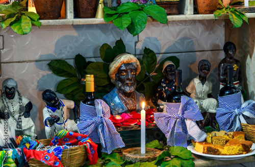 Foto A decorated altar in homage to the Old Black Man inside an Umbanda temple