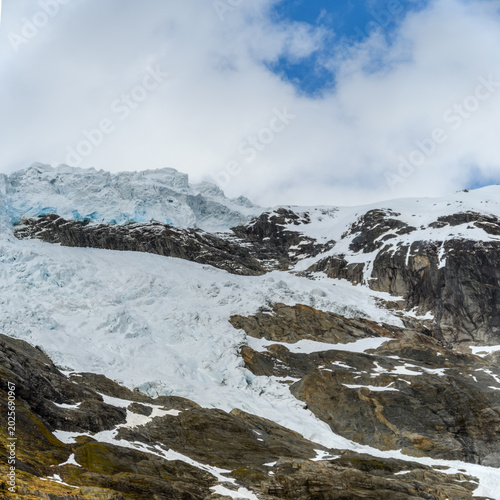 Landschaft am Bøyabreen Gletscher bei blauem bewölkten Himmel