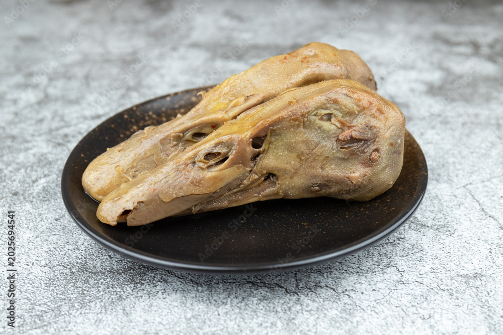 Obraz premium The spicy and savory duck head in the plate