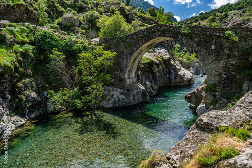Obraz na płótnie Discovering natural beauty in Corsica near the ancient stone bridge