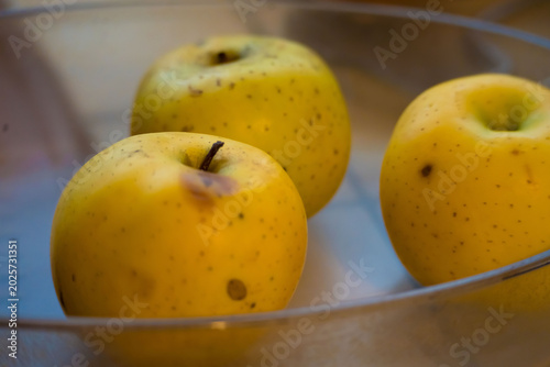 Pommes jaunes dans un plat prêtes à aller au four